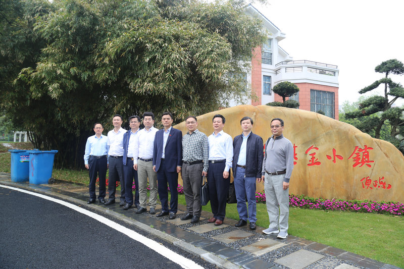 各個銀行負(fù)責(zé)人在基金小鎮(zhèn)合影.JPG